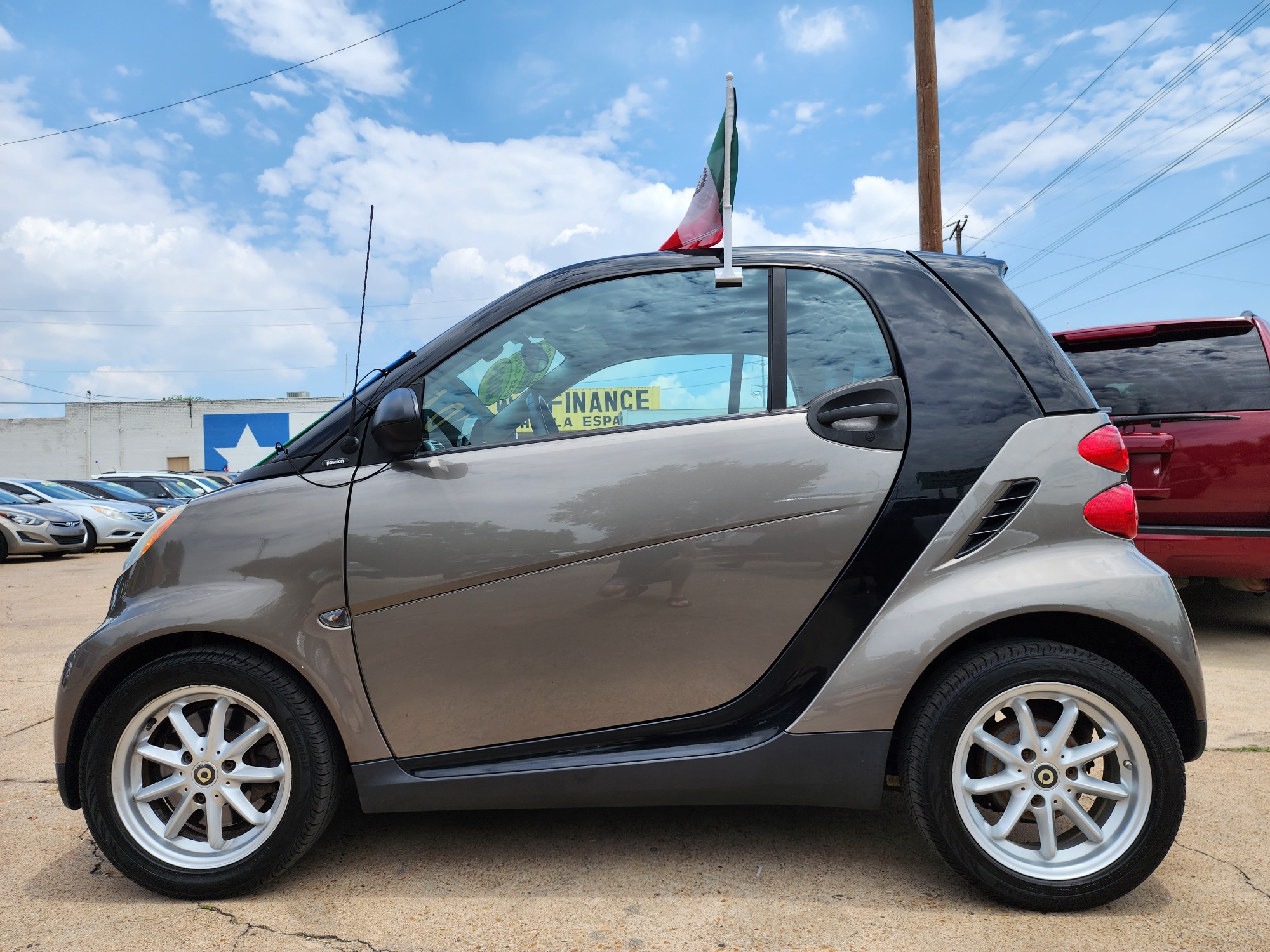 2009 GRAY /BLACK smart Fortwo PASSION (WMEEJ31X49K) , AUTO transmission, located at 2660 S.Garland Avenue, Garland, TX, 75041, (469) 298-3118, 32.885387, -96.656776 - Welcome to DallasAutos4Less, one of the Premier BUY HERE PAY HERE Dealers in the North Dallas Area. We specialize in financing to people with NO CREDIT or BAD CREDIT. We need proof of income, proof of residence, and a ID. Come buy your new car from us today!! This is a Very clean 2009 SMART FORTW - Photo #6